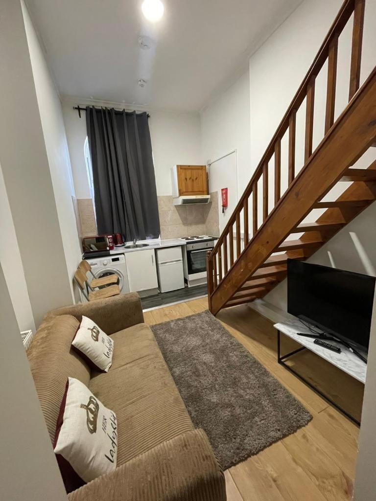 Modern Studios Queenspark 런던 외부 사진