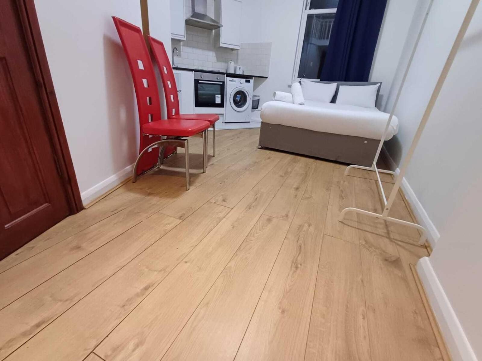 Modern Studios Queenspark 런던 객실 사진