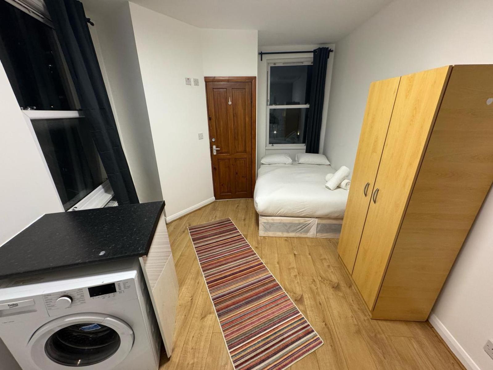 Modern Studios Queenspark 런던 객실 사진