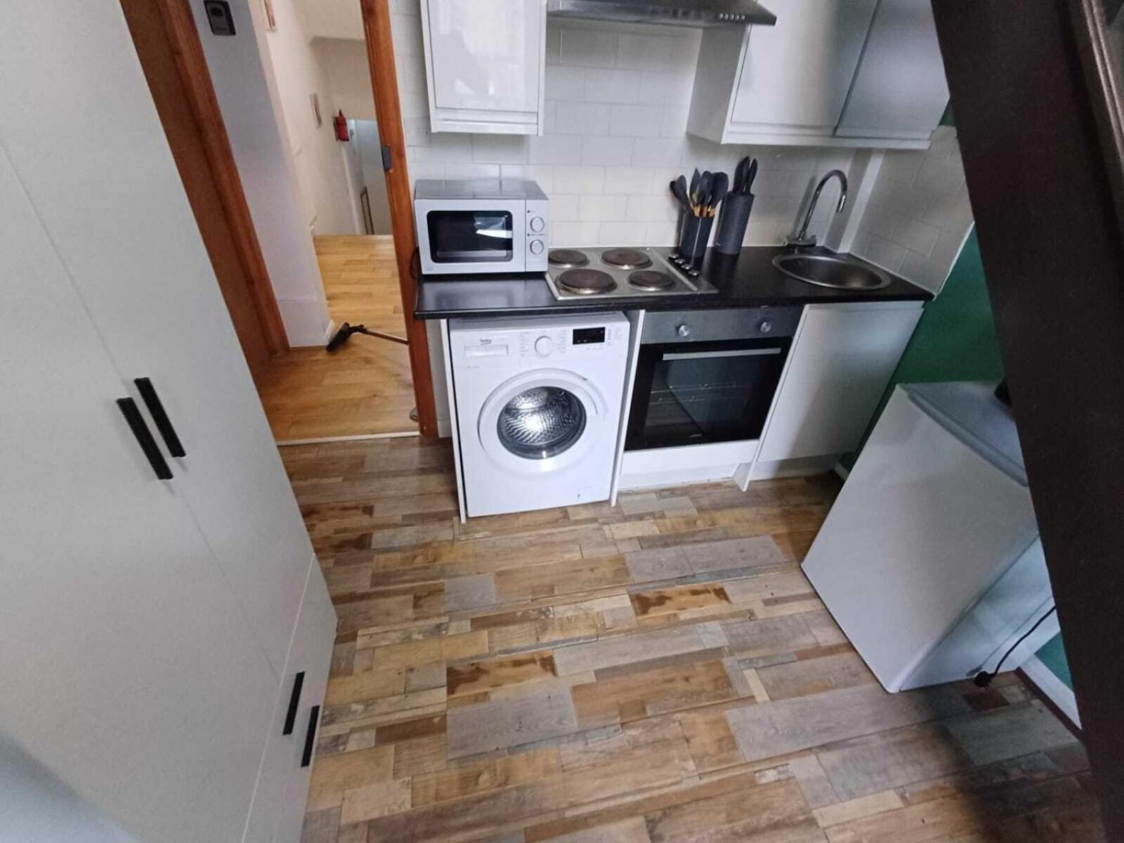 Modern Studios Queenspark 런던 객실 사진